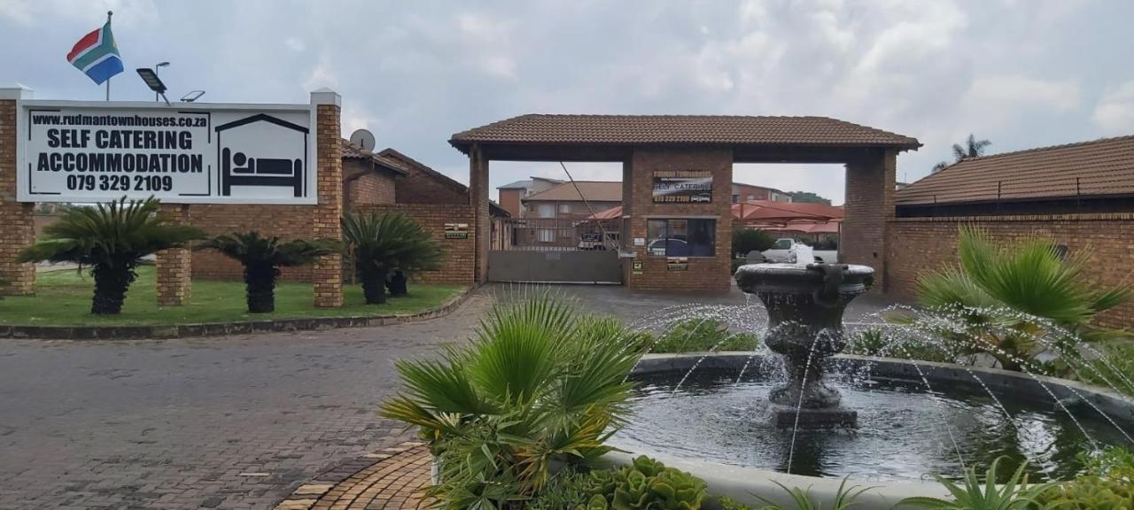 Rudman Townhouses - Or Tambo Airport Boksburg Kültér fotó