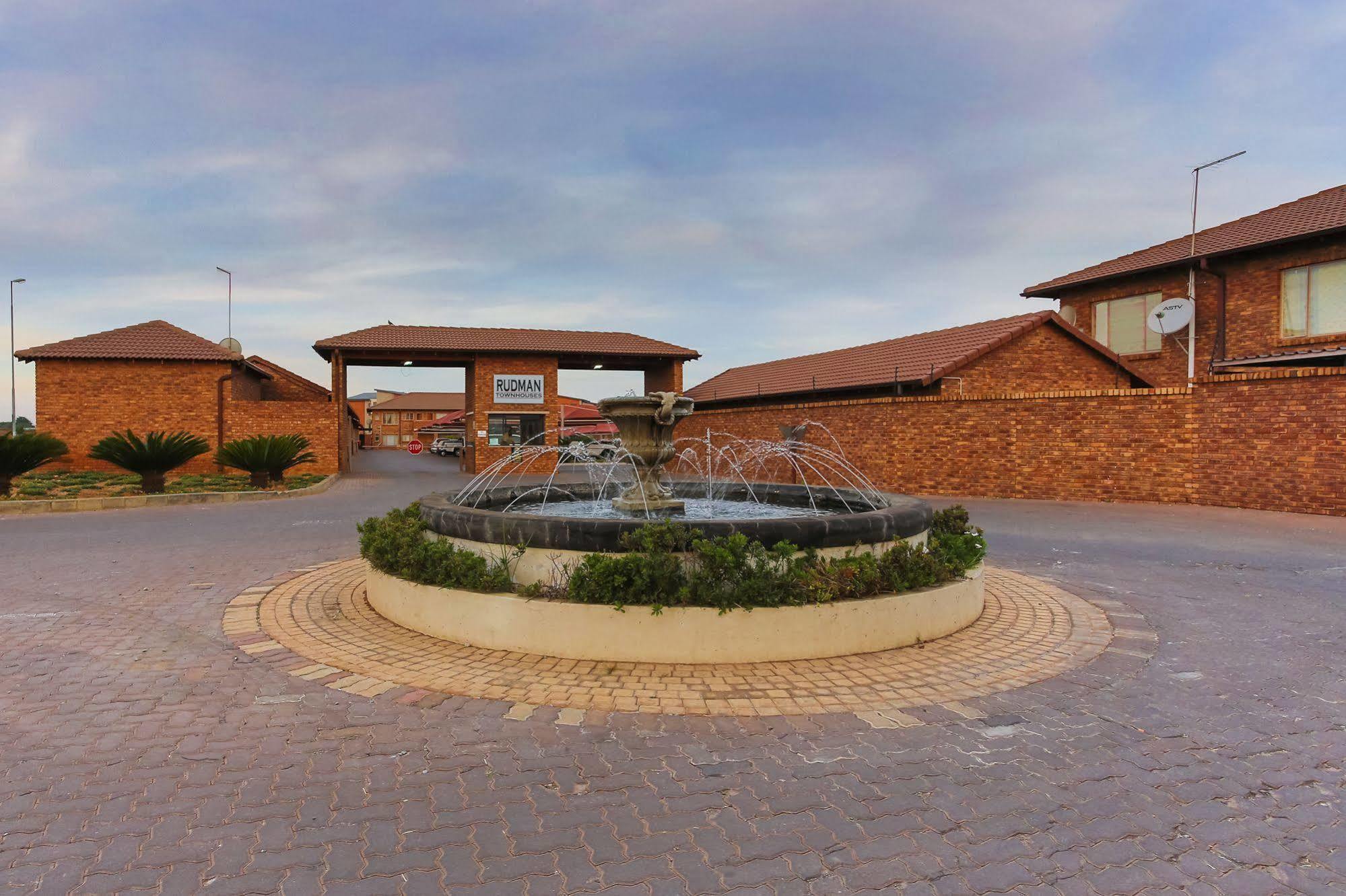 Rudman Townhouses - Or Tambo Airport Boksburg Kültér fotó